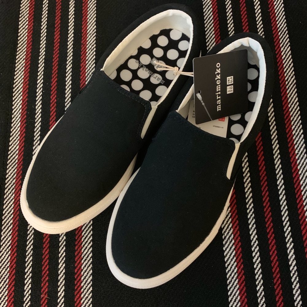 UNIQLO x Marimekko NWT Black slip on sneaker 6.5